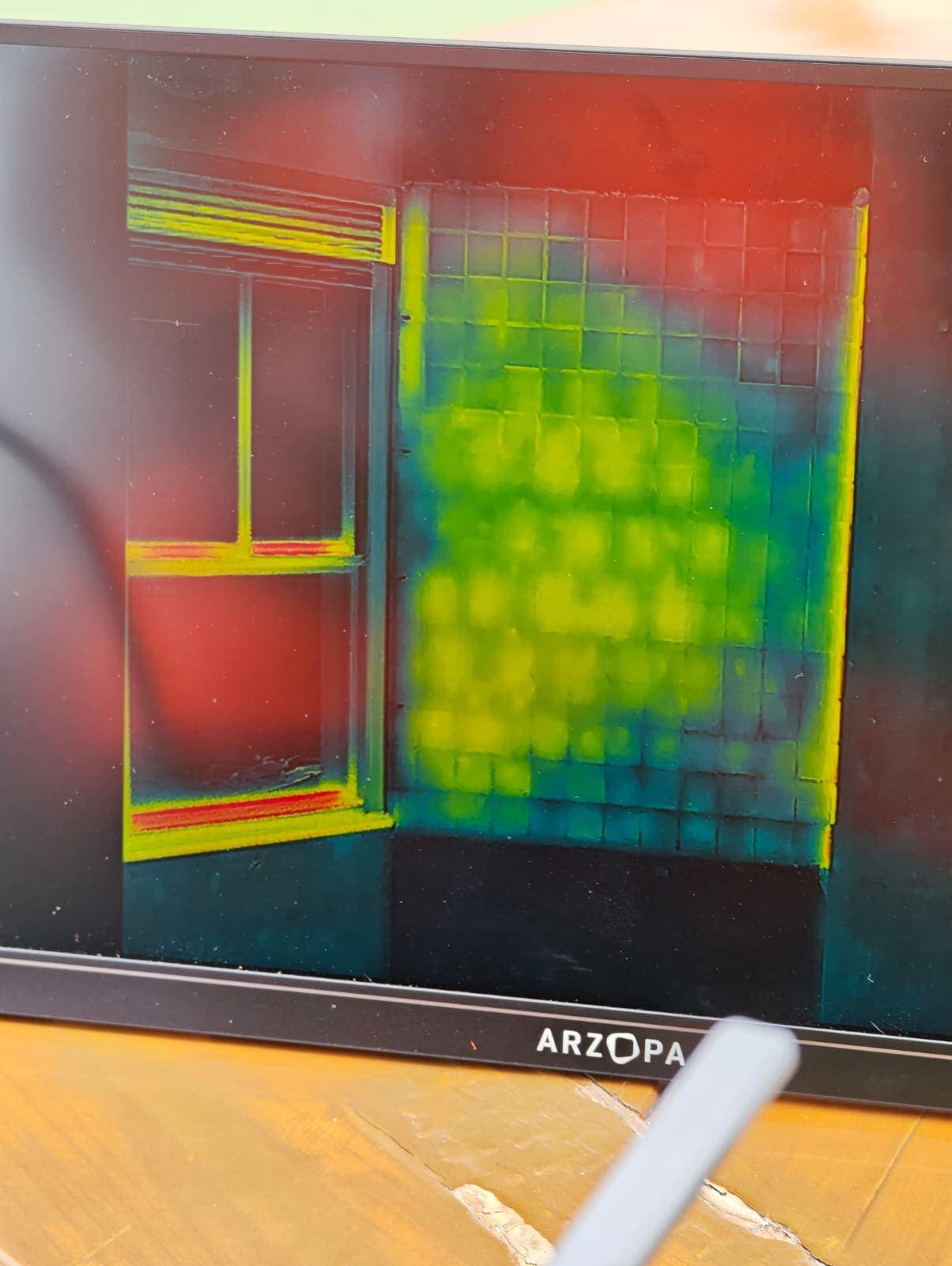 Imagem termográfica da mesma fachada, mostrando anomalias térmicas e infiltração em mapa de calor